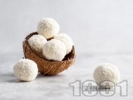 Рецепта Лесни домашни кокосови топчета / бонбони Рафаело с жълтъци, захар и кокосови стърготини
